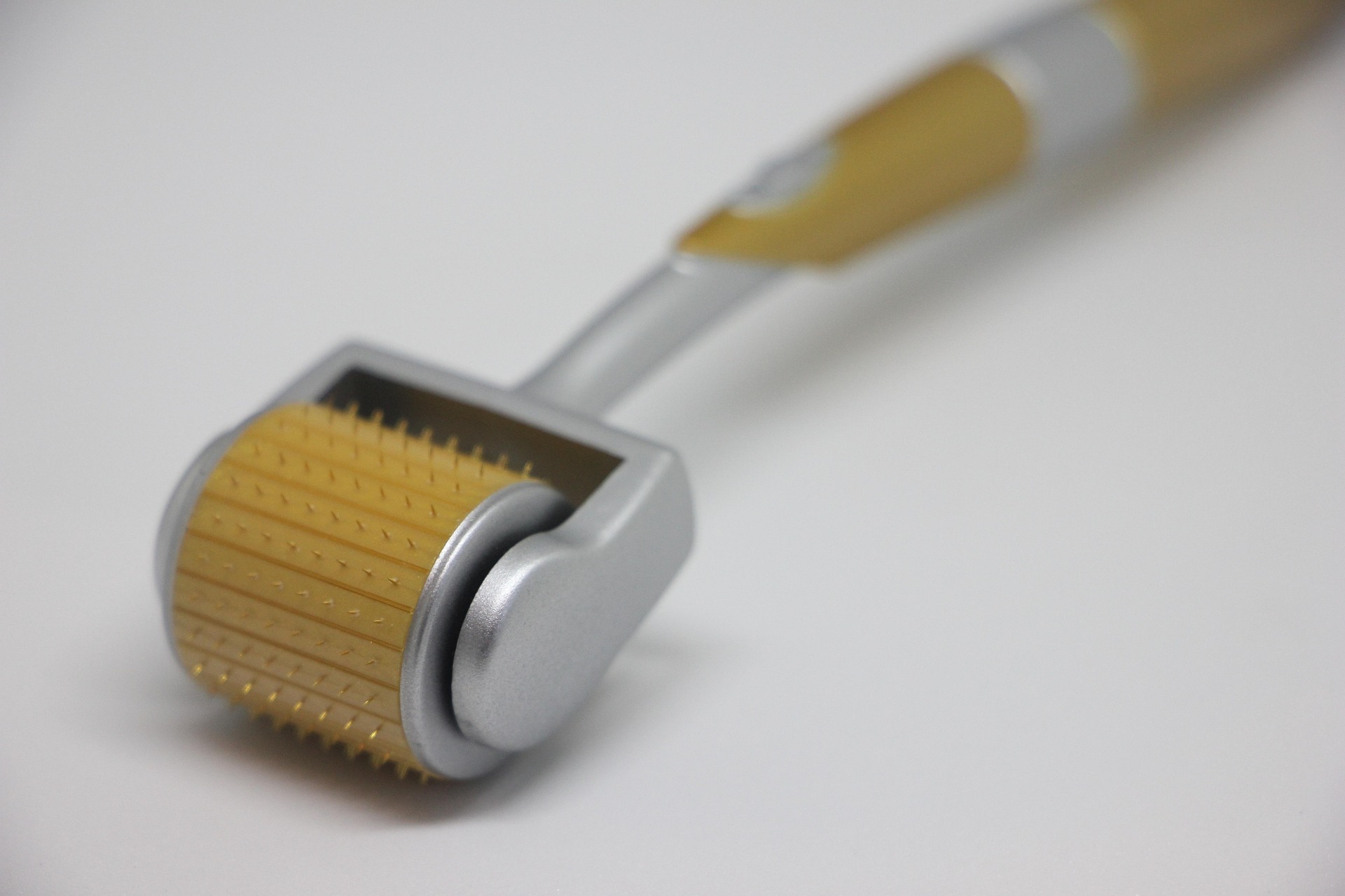 Fotografia da ferramenta utilizada na técnica de “microneedling”