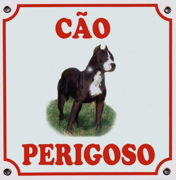 Exemplo de placa de aviso para o local de alojamento do animal, indicando que é um cão perigoso
